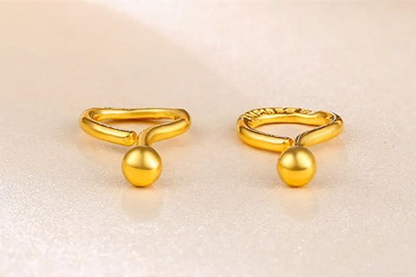 黃金耳釘要天天拿下來嗎 黃金耳釘多久摘一次 黃金耳釘要天天拿下來嗎 黃金耳釘多久摘一次