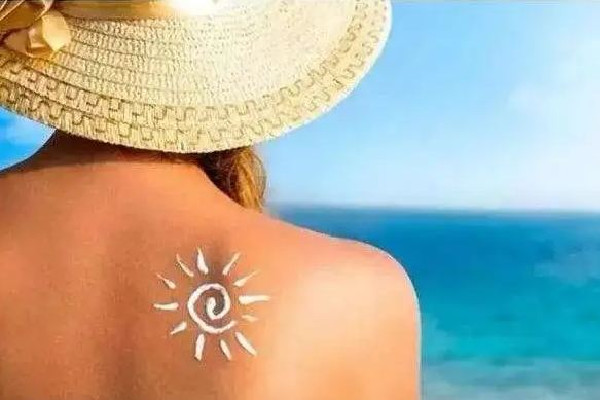 曬后用什么修復(fù)最好 曬后可以敷補(bǔ)水面膜嗎 曬后用什么修復(fù)最好 曬后可以敷補(bǔ)水面膜嗎