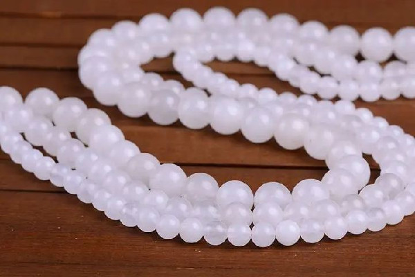 白玉髓越戴越窮是真的嗎 白玉髓的寓意是什么 白玉髓越戴越窮是真的嗎 白玉髓的寓意是什么