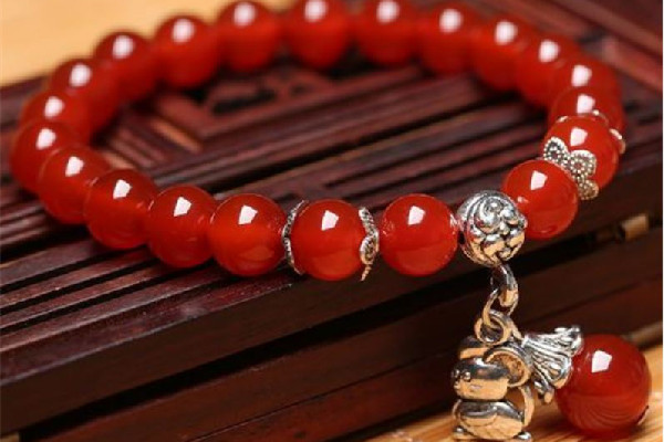 紅瑪瑙可以碰水嗎 紅瑪瑙的佩戴禁忌 紅瑪瑙可以碰水嗎 紅瑪瑙的佩戴禁忌