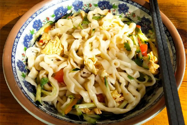 手搟面用什么水和面 手搟面用燙面嗎 手搟面用什么水和面 手搟面用燙面嗎