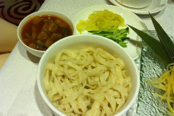 手搟面和米飯哪個熱量高 手搟面減肥期間適合吃嗎 手搟面和米飯哪個熱量高 手搟面減肥期間適合吃嗎