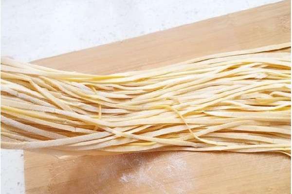 手搟面和米飯哪個熱量高 手搟面減肥期間適合吃嗎 手搟面和米飯哪個熱量高 手搟面減肥期間適合吃嗎