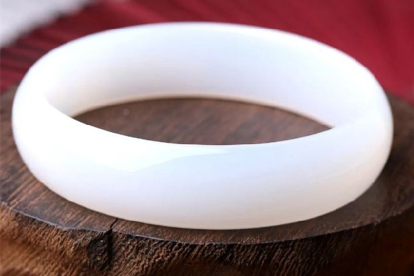 白玉髓是什么材質(zhì) 白玉髓是天然的嗎 白玉髓是什么材質(zhì) 白玉髓是天然的嗎