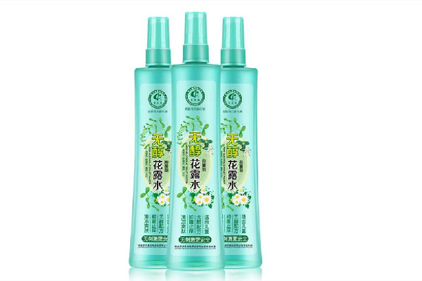 花露水是噴衣服上還是皮膚上 花露水怎么用驅(qū)蚊效果好 花露水是噴衣服上還是皮膚上 花露水怎么用驅(qū)蚊效果好