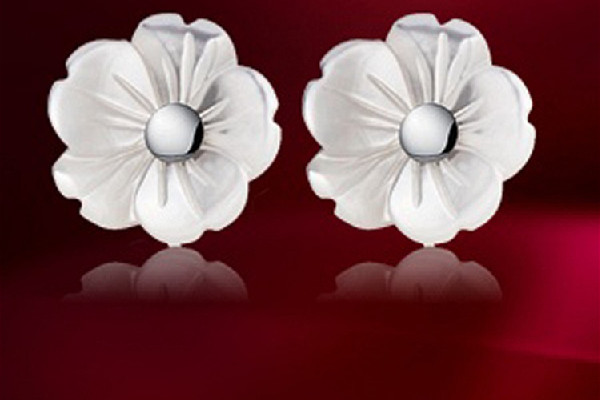 純銀耳釘戴了發(fā)黑是什么原因 純銀耳釘發(fā)黑是怎么清洗 純銀耳釘戴了發(fā)黑是什么原因 純銀耳釘發(fā)黑是怎么清洗