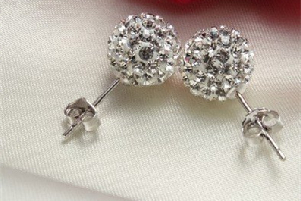 純銀耳釘和黃金耳釘哪個養(yǎng)耳朵好 純銀耳釘戴上癢是因為銀假嗎 純銀耳釘和黃金耳釘哪個養(yǎng)耳朵好 純銀耳釘戴上癢是因為銀假嗎
