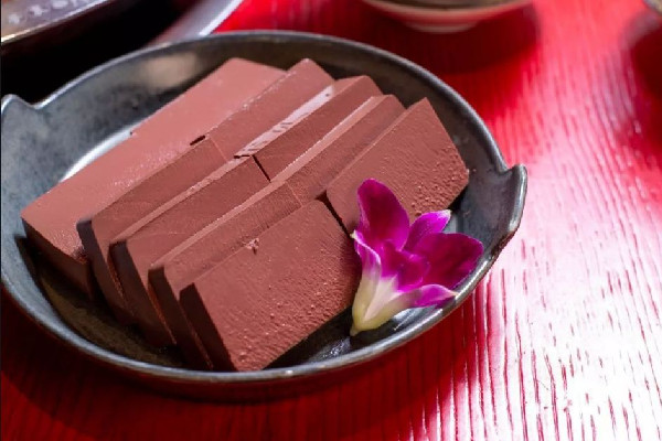 鴨血煮多長時間可以吃 鴨血煮熟后為啥中間還是紅的 鴨血煮多長時間可以吃 鴨血煮熟后為啥中間還是紅的