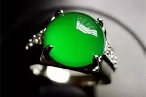 帝王綠會起熒光嗎 帝王綠顏色越深越好嗎 帝王綠會起熒光嗎 帝王綠顏色越深越好嗎