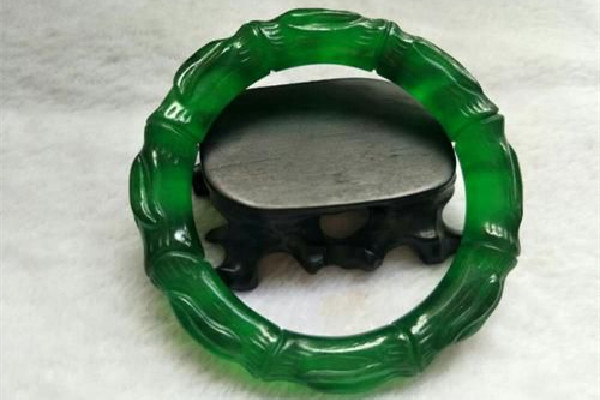 帝王綠翡翠怎么鑒別真假 帝王綠翡翠會(huì)不會(huì)起剛 帝王綠翡翠怎么鑒別真假 帝王綠翡翠會(huì)不會(huì)起剛