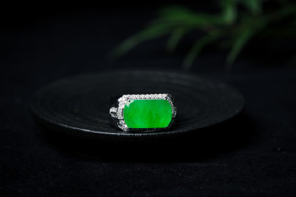 帝王綠會起熒光嗎 帝王綠顏色越深越好嗎 帝王綠會起熒光嗎 帝王綠顏色越深越好嗎