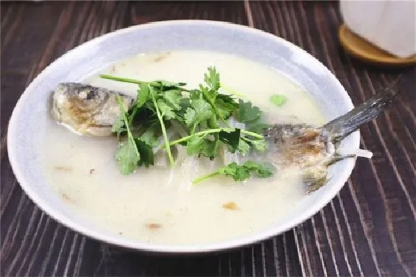 鯽魚湯有腥味怎么去除 鯽魚湯怎么做既沒有腥味又鮮 鯽魚湯有腥味怎么去除 鯽魚湯怎么做既沒有腥味又鮮