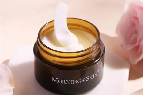 眼霜和眼部精華哪個(gè)效果好 眼霜和眼部精華要一起用嗎 眼霜和眼部精華哪個(gè)效果好 眼霜和眼部精華要一起用嗎