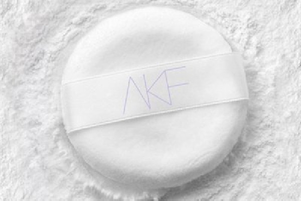 akf散粉紫色和鐳射有什么區(qū)別 akf散粉會(huì)暗沉嗎 akf散粉紫色和鐳射有什么區(qū)別 akf散粉會(huì)暗沉嗎