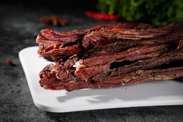 牛肉干咬開有白絲是什么 牛肉干吃了拉肚子怎么回事 牛肉干咬開有白絲是什么 牛肉干吃了拉肚子怎么回事
