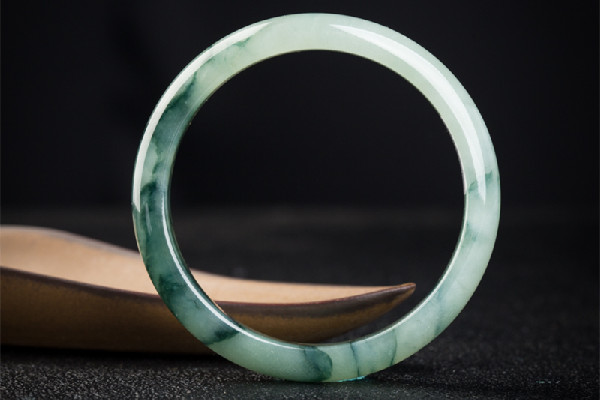 冰種翡翠手鐲怎么鑒定真假 冰種翡翠手鐲有裂紋是不是很差 冰種翡翠手鐲怎么鑒定真假 冰種翡翠手鐲有裂紋是不是很差