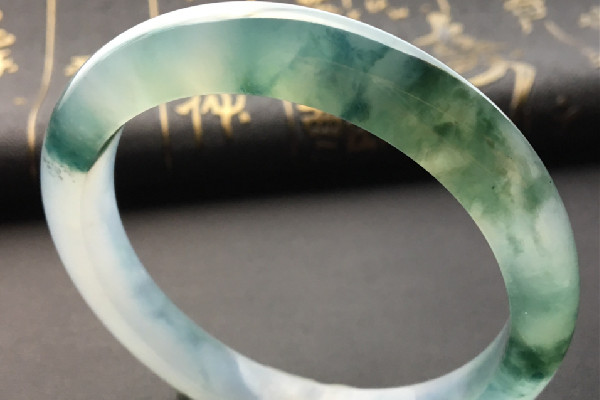 冰種翡翠手鐲怎么鑒定真假 冰種翡翠手鐲有裂紋是不是很差 冰種翡翠手鐲怎么鑒定真假 冰種翡翠手鐲有裂紋是不是很差