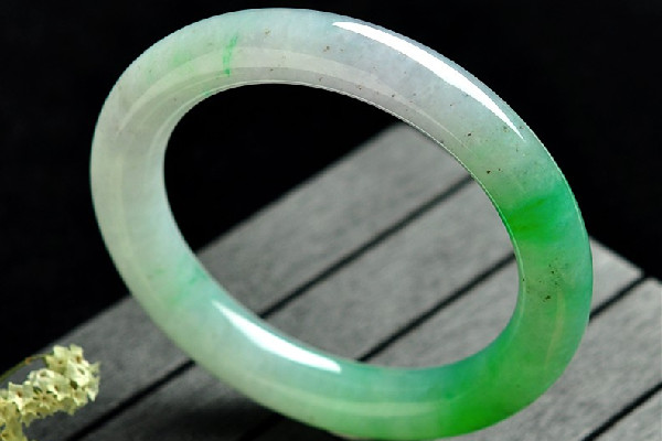 冰種翡翠手鐲的價格 冰種翡翠手鐲有幾個顏色 冰種翡翠手鐲的價格 冰種翡翠手鐲有幾個顏色