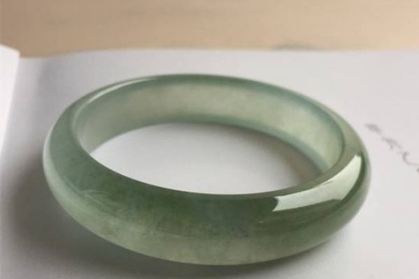 翡翠手鐲起膠是什么意思 翡翠手鐲起膠還還是起熒光好 翡翠手鐲起膠是什么意思 翡翠手鐲起膠還還是起熒光好