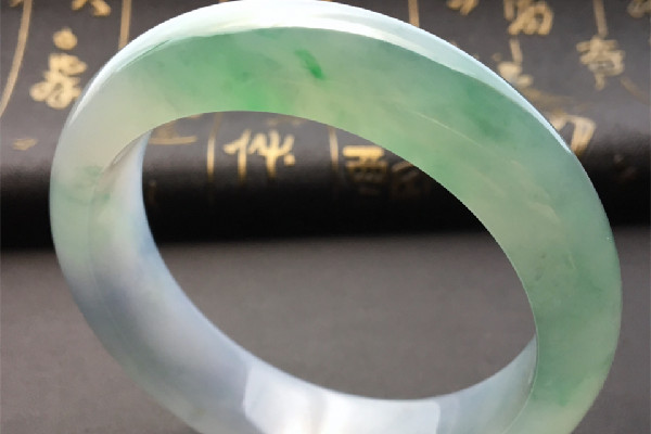 冰種翡翠手鐲會(huì)越戴越透嗎 冰種翡翠手鐲有棉絮怎么養(yǎng) 冰種翡翠手鐲會(huì)越戴越透嗎 冰種翡翠手鐲有棉絮怎么養(yǎng)