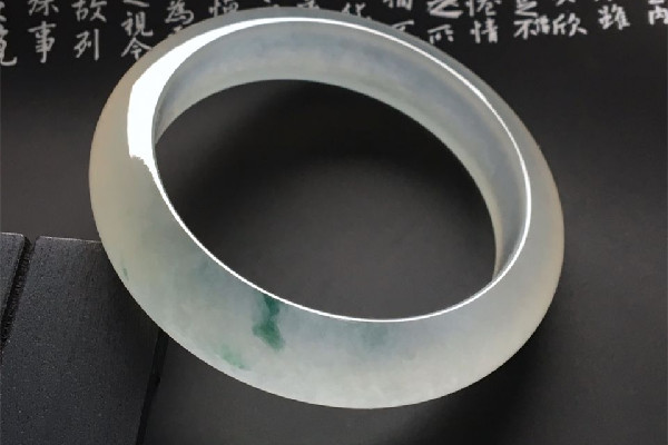 玻璃種翡翠對人體有哪些好處 玻璃種翡翠有蒼蠅翅嗎 玻璃種翡翠對人體有哪些好處 玻璃種翡翠有蒼蠅翅嗎