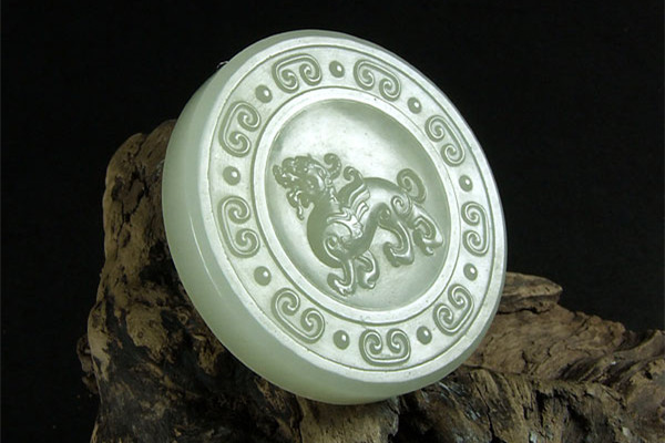 羊脂玉和翡翠哪個更有收藏價值 羊脂玉是和田玉的一種嗎 羊脂玉和翡翠哪個更有收藏價值 羊脂玉是和田玉的一種嗎