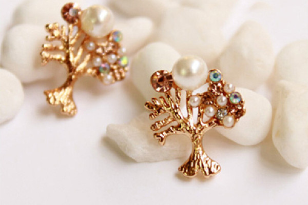 打耳洞是槍打好還是手穿好 打耳洞要不要頻繁涂酒精 打耳洞是槍打好還是手穿好 打耳洞要不要頻繁涂酒精