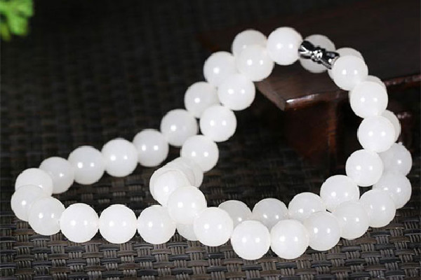 羊脂玉會越戴越白嗎 羊脂玉戴久了會怎么樣 羊脂玉會越戴越白嗎 羊脂玉戴久了會怎么樣