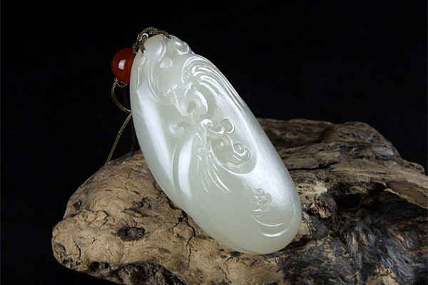 羊脂玉和翡翠哪個更有收藏價值 羊脂玉是和田玉的一種嗎 羊脂玉和翡翠哪個更有收藏價值 羊脂玉是和田玉的一種嗎