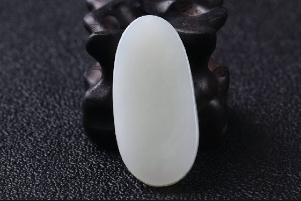 羊脂玉要用油保養(yǎng)嗎 羊脂玉怎么養(yǎng)才透亮 羊脂玉要用油保養(yǎng)嗎 羊脂玉怎么養(yǎng)才透亮