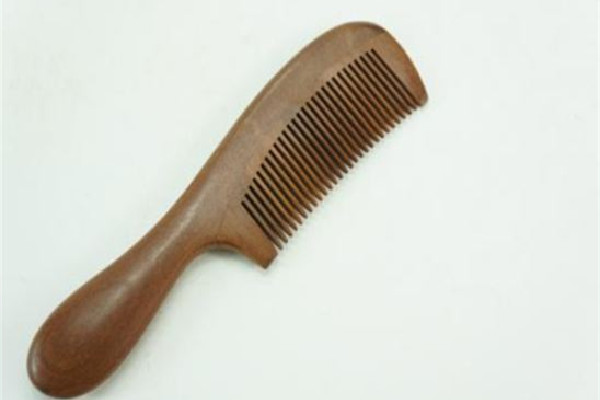 檀木梳子和牛角梳哪個(gè)對(duì)身體更好 檀木梳子的功效和作用 檀木梳子和牛角梳哪個(gè)對(duì)身體更好 檀木梳子的功效和作用