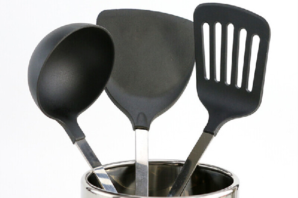 硅膠鍋鏟可以下油鍋嗎 硅膠鍋鏟耐高溫多少度 硅膠鍋鏟可以下油鍋嗎 硅膠鍋鏟耐高溫多少度