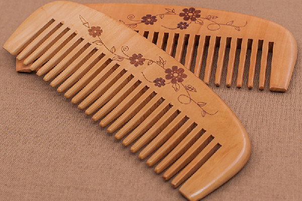 桃木梳子多少錢一把 桃木梳子買粗齒的好還是細(xì)齒的好 桃木梳子多少錢一把 桃木梳子買粗齒的好還是細(xì)齒的好