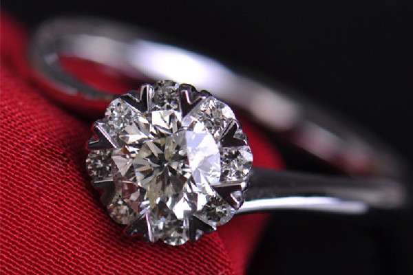 鉆石和黃金哪個(gè)更值錢 鉆石和黃金哪個(gè)更有升值空間 鉆石和黃金哪個(gè)更值錢 鉆石和黃金哪個(gè)更有升值空間