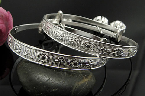 純銀手鐲戴左手好還是右手 純銀手鐲戴著對(duì)身體好嗎 純銀手鐲戴左手好還是右手 純銀手鐲戴著對(duì)身體好嗎