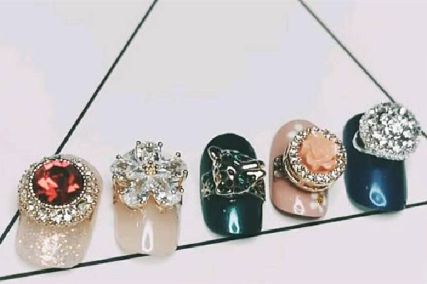 穿戴甲怎么分上下 穿戴甲戴著舒服嗎 穿戴甲怎么分上下 穿戴甲戴著舒服嗎