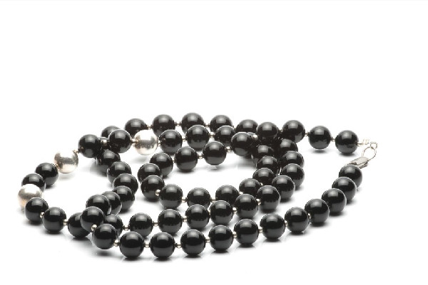 黑瑪瑙怎么辨別真假 黑瑪瑙會(huì)碎嗎 黑瑪瑙怎么辨別真假 黑瑪瑙會(huì)碎嗎