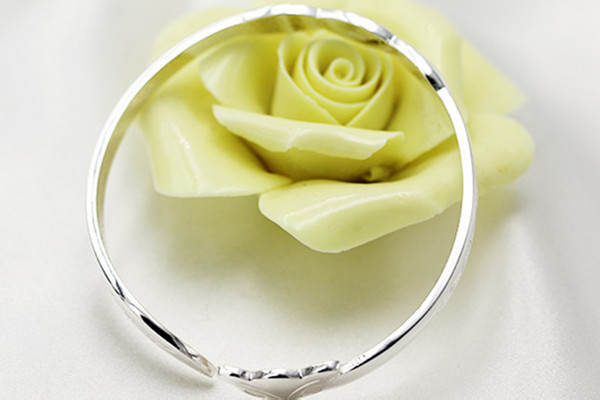 純銀手鐲發(fā)黃怎么回事 純銀手鐲怎么清洗 純銀手鐲發(fā)黃怎么回事 純銀手鐲怎么清洗