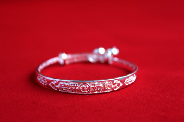 純銀手鐲戴左手好還是右手 純銀手鐲戴著對(duì)身體好嗎 純銀手鐲戴左手好還是右手 純銀手鐲戴著對(duì)身體好嗎