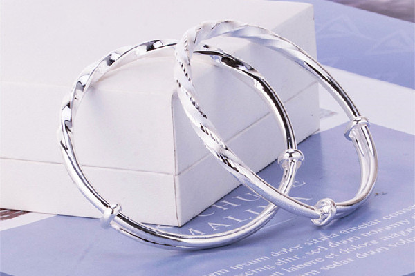 莫比烏斯手環(huán)多少錢 莫比烏斯手環(huán)的含義 莫比烏斯手環(huán)多少錢 莫比烏斯手環(huán)的含義