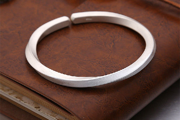 莫比烏斯手環(huán)多少錢 莫比烏斯手環(huán)的含義 莫比烏斯手環(huán)多少錢 莫比烏斯手環(huán)的含義