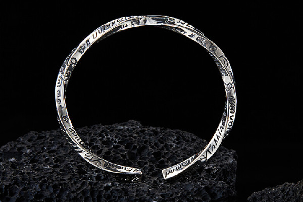 莫比烏斯手環(huán)是純銀的嗎 莫比烏斯手環(huán)戴哪只手好 莫比烏斯手環(huán)是純銀的嗎 莫比烏斯手環(huán)戴哪只手好