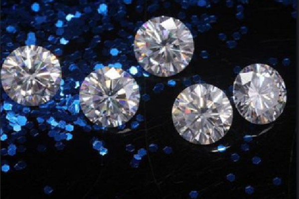 莫桑石怎么鑒定真假 莫桑石和鉆石肉眼能看出來(lái)嗎 莫桑石怎么鑒定真假 莫桑石和鉆石肉眼能看出來(lái)嗎