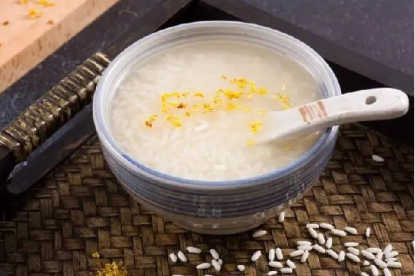 米酒的功效和作用 米酒可以做什么美食 米酒的功效和作用 米酒可以做什么美食