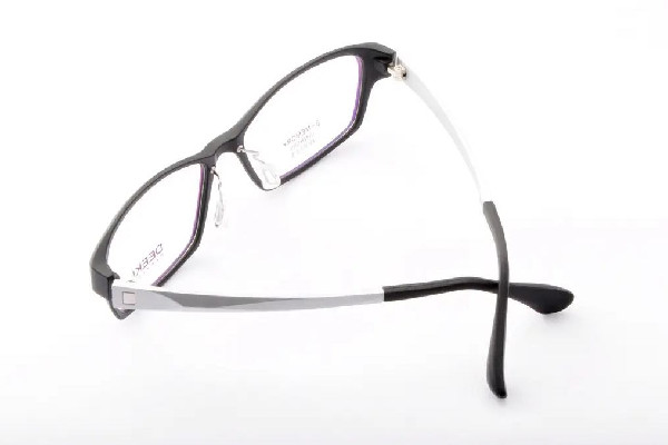 配眼鏡加藍(lán)光有必要嗎 配眼鏡加藍(lán)光會影響視覺嗎 配眼鏡加藍(lán)光有必要嗎 配眼鏡加藍(lán)光會影響視覺嗎