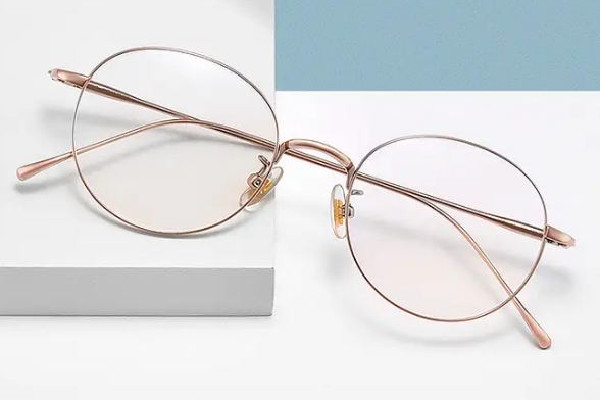 配眼鏡的度數(shù)要比實(shí)際的高還是低 配眼鏡是球面鏡片好還是非球面鏡片好 配眼鏡的度數(shù)要比實(shí)際的高還是低 配眼鏡是球面鏡片好還是非球面鏡片好