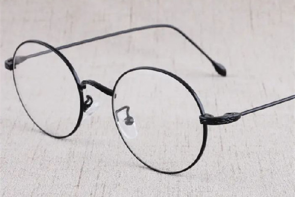 戴眼鏡會(huì)加重近視嗎 戴眼鏡對(duì)眼睛有傷害嗎 戴眼鏡會(huì)加重近視嗎 戴眼鏡對(duì)眼睛有傷害嗎