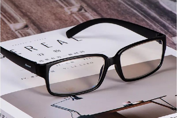 戴眼鏡戴久了眼鏡會(huì)變形嗎 戴眼鏡耳朵后面疼怎么辦 戴眼鏡戴久了眼鏡會(huì)變形嗎 戴眼鏡耳朵后面疼怎么辦