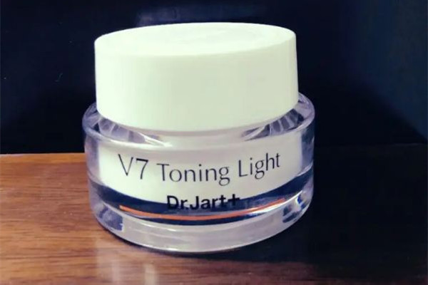 素顏霜用手還是美妝蛋 素顏霜怎么涂才不會假白 素顏霜用手還是美妝蛋 素顏霜怎么涂才不會假白