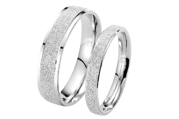 銀戒指會(huì)越戴越亮嗎 銀戒指戴手指上為什么會(huì)變黑 銀戒指會(huì)越戴越亮嗎 銀戒指戴手指上為什么會(huì)變黑